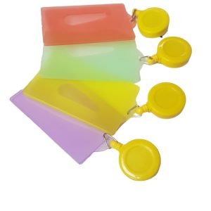 Identificador plastico con cable extensible para boleteras etc